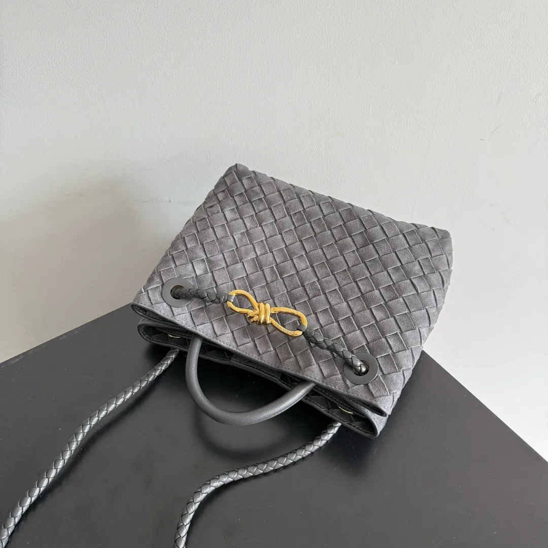 The 2023 new Andiamo batch of 1960 BV has been shipped‼ ️Really popular🔥The new Andiamo woven handbag launched by Bottega Veneta this season is really popular all over the world! ! Celebrities at home and abroad have worn it, and Oscar-winning actress Michelle Yeoh has taken it out on the street. Song Jia, Trai Yara, Yu Feihong, Sanji Ayaka, Rosie Hunting-Whiteley, Yoshioka Riho, etc. have all picked up this bag. It is classic and versatile, showing off its temperament, and the bag capacity is also large, which is very convenient for daily commuting! ! A variety of carrying methods, the shoulder straps can be adjusted by yourself, the original lambskin feels soft and delicate, and the neutral style is created to break gender boundaries and bring a more practical and longer-lasting use experience. Andiamo, which has both elegant and casual styles, perfectly interprets the true appearance of "fashionable old money style". Style number: 743568 (suede) Size: 25*22*10.5cm
